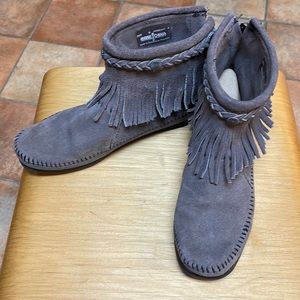 Minnetonka gray fringe boots size 8